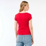 Camiseta de manga corta en tejido de punto canalé color rojo, de corte ajustado y cuello redondo.