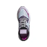 Championes Adidas Nite Jogger, modelo femenino, con diseño multicolor en tonos lila, celeste y negro. Presenta una capellada de malla con perforaciones y superposiciones de cuero, entresuela con tecnología Boost para mayor amortiguación y suela de goma.
