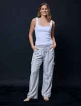 Pantalón cargo de lino a rayas verticales grises y blancas, marca Marissa Olivia. Pretina ancha elastizada con lazo de ajuste, bolsillos inclinados delanteros y bolsillos laterales con botón.