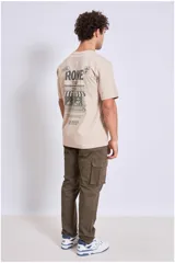 Pantalón cargo color verde oliva, de corte recto y con múltiples bolsillos.