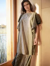 Vestido midi con estampado a rayas verticales en tonos verde oliva, gris y blanco. Tiene cuello redondo y mangas cortas amplias tipo volado.