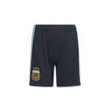 Short de fútbol Adidas de la Selección Argentina, modelo local 2026, para niños. Diseño azul oscuro con detalles celestes en los laterales y el escudo de la AFA bordado.