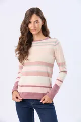 Buzo de tejido fino a rayas horizontales en tonos rosados, beige y gris, con cuello redondo y manga larga.