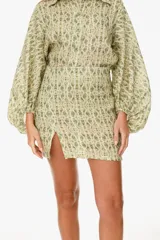 Minifalda blanca de lino con abertura frontal.