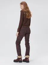 Polera de manga larga confeccionada en tela rib color bordó, con cuello alto y hombreras. Presenta costuras a la vista con pespuntes en hilo de color contrastante en el cuello, puños, hombros y ruedo.