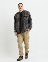 Sobrecamisa de manga larga con diseño a cuadros, cuello camisero y bolsillos laterales. Presenta un interior forrado con textura símil corderito y cierre frontal con botones.