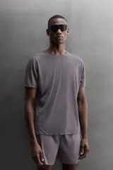 Camiseta de running Zara Athleticz confeccionada en tejido técnico semitransparente, ligero y elástico. Presenta cuello redondo, manga corta y bajo con aberturas laterales con acabados termofijados.