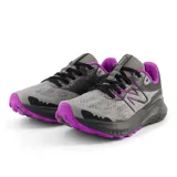Championes de trail running New Balance DynaSoft Nitrel V5 para mujer, color gris con detalles en negro y violeta.