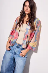 Kimono con estampado floral multicolor, mangas 3/4 y bolsillos laterales.