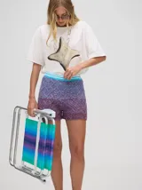 Short de punto tejido con patrón de rombos en tonos degradados de celeste y amarillo. Presenta una pretina elástica y un calce suelto.