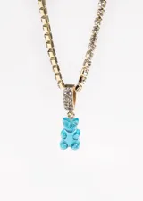 Collar dorado con cadena de eslabones y dije de oso de gomita color celeste.