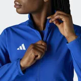 Campera de running Adidas Adizero Essentials color azul, con cierre frontal, cuello alto y logo de la marca en blanco. Cuenta con paneles perforados bajo los brazos para mayor transpirabilidad y bolsillos laterales con cierre.