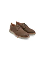 Zapato de vestir estilo derby marca Hush Puppies, confeccionado en cuero color marrón con suela de EVA en tono beige. Presenta cordones al tono y detalle de logo grabado en el lateral.