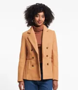 Blazer de corte sastrero en tejido polivelour color tostado. Presenta diseño cruzado con doble botonadura frontal, solapas clásicas y bolsillos laterales. De manga larga y estructura entallada.