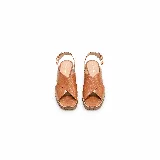 Sandalias de cuero color caramelo con textura símil cocodrilo, tiras cruzadas en el empeine, pulsera ajustable al tobillo con hebilla metálica dorada, taco bajo y suela track.