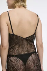 Camisón corto de encaje color verde oscuro, con tirantes finos regulables y escote en V.