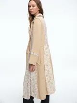 Kimono largo tipo vestido camisero, color beige, con cierre frontal de botones, mangas largas y paneles verticales de encaje floral y tejido calado.