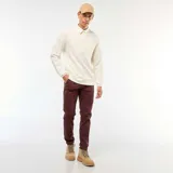Pantalón chino de corte slim y color bordó, con bolsillos laterales y traseros, ideal para un estilo casual o formal.