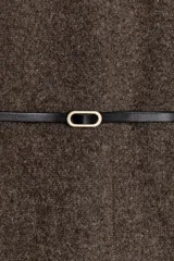 Chaqueta marrón de lana 100%, con escote en pico, manga larga y cierre con cinturón fino negro con hebilla dorada.