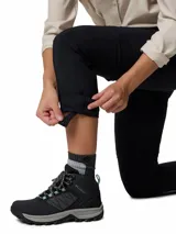 Pantalón de trekking Columbia modelo Silver Ridge Utility, color negro, con diseño convertible en shorts mediante cremalleras en las perneras, bolsillos laterales y traseros, y protección solar FPU 50.