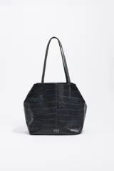 Bolso shopper mediano Bimba Y Lola de piel roja con grabado efecto cocodrilo, doble asa de hombro y logo metálico en la parte inferior.