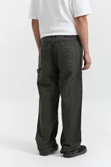 Pantalón carpenter verde oscuro de tela canvas, tiro medio y corte relajado.