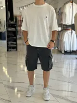 Bermuda cargo de jean color celeste con lavado ácido, corte oversize y bolsillos laterales con solapa.