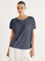 Blusa de manga corta con estampado de cebra en blanco y negro, de corte holgado y cuello redondo.