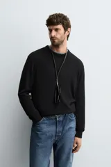 Jersey de corte regular fit, tejido en lana de origen italiano, con cuello redondo y manga larga. Presenta acabados en rib en puños y ruedo.