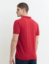 Chomba verde con cuello polo y tapeta de dos botones.