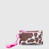 Billetera doble marca Bubba con diseño estampado de rayas abstractas en tonos lila, azul y naranja. Cuenta con dos compartimentos con cierre y una correa de muñeca extraíble en color fucsia.