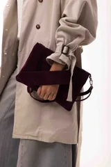 Cartera tipo sobre de cuero gamuza color negro, con diseño versátil que permite cuatro formas de uso: como sobre, colgado a la muñeca, al hombro o como bandolera. Incluye correa larga extraíble y correa corta para la muñeca.