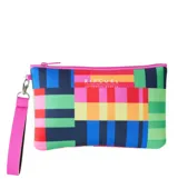 Cartuchera Rip Curl modelo Neo Pouch Mixed Promo, de diseño rectangular con estampa multicolor geométrica en bloques, cierre superior y correa de muñeca en color rosado. Incluye el logo de la marca estampado en el frente.
