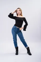 Jean mom de tiro alto con corte recto, confeccionado en denim azul clásico. Presenta cierre frontal con botón y bolsillos laterales y traseros.