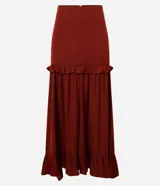 Falda midi evasé color borgoña de poliéster satinado, con cierre trasero invisible, volado en la cadera y ruedo fruncido.
