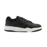 Championes Lacoste modelo Lineshot, de diseño urbano en color negro con detalles en blanco en la suela. Presenta el logo del cocodrilo característico de la marca en el lateral y una estructura de cuero con paneles de malla en el talón.