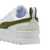 Championes Puma modelo Mayze, con diseño urbano de plataforma alta, color blanco y detalles en verde militar en el lateral y talón.