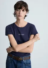 Camiseta de manga corta y cuello redondo, confeccionada en algodón. Presenta un diseño recto con el logo de la marca estampado en el centro del pecho.