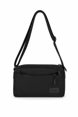 Cartera tipo bandolera de color negro, con diseño funcional de múltiples compartimentos con cierre y correa ajustable. Incluye detalle de etiqueta con logo de la marca en el frente.