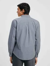 Camisa de corte slim con estampado a cuadros pequeños, cuello abotonado y mangas largas.