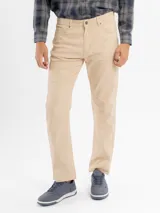 Pantalon de gabardina color azul marino, de corte regular y tiro medio. Cuenta con cinco bolsillos clásicos, cierre de botón y cremallera, y terminación recta.