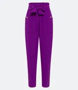 Pantalón pantacourt color violeta con cintura elástica, lazo en la cintura, bolsillos con botones y textura airflow.