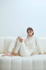 Pantalón de descanso de tejido suave y texturizado, color blanco, con cintura elástica ajustable mediante cordón y puños acanalados en los tobillos.