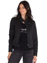 Chaqueta estilo moto color negro de la marca Caterpillar, confeccionada en sarga encerada. Cuenta con cierre frontal metálico, cuello alto con broche a presión, bolsillos y puños con cremallera, y una pequeña etiqueta de piel sintética con el logo en el pecho.