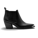 Bota texana de cuero negro con textura granulada, taco cuadrado de madera y puntera metálica plateada. Presenta paneles laterales elásticos y costuras decorativas en el empeine.