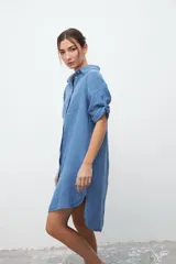 Vestido camisero celeste de lino con cuello clásico, abotonadura frontal y mangas 3/4 con trabillas.