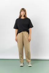 Pantalón jogger de calce relajado color bordó intenso, con cintura elastizada y lazo regulable. Cuenta con bolsillos laterales con cierre invisible y silueta recta levemente afinada.
