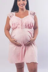 Camisón maternal de modal y puntilla, con escote abotonado, mangas cortas y elástico bajo el busto para mayor sujeción.