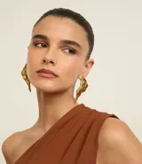 Maxi caravana de metal con baño de oro envejecido, con diseño de hoja orgánica y cierre de tornillo.