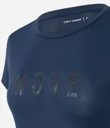 Remera deportiva de manga corta y cuello redondo, confeccionada en tejido técnico de poliamida. Presenta un diseño ajustado con la palabra 'MOVE' aplicada en el frente.